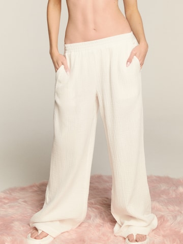 LENI KLUM x ABOUT YOU Wide leg Broek 'Charlotte' in Wit: voorkant