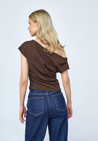 Tricou 'GLUT' de la SISTERS POINT pe maro