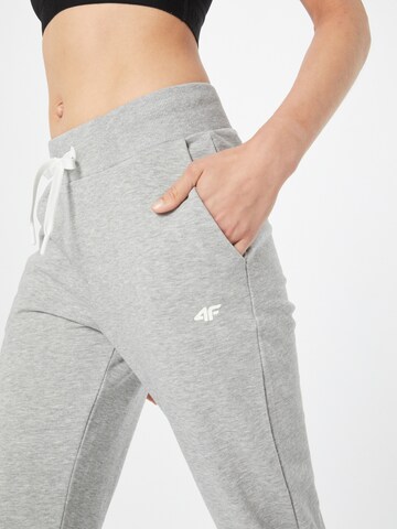 Tapered Pantaloni sportivi di 4F in grigio