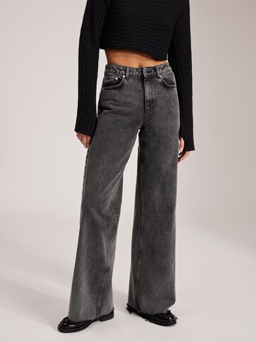 RÆRE by Lorena Rae Wide leg Jeans 'Mara' i grå: framsida