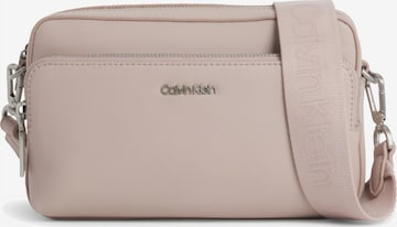 Calvin Klein حقيبة تقليدية بلون رمادي: الأمام