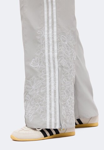ADIDAS ORIGINALSWide Leg/ Široke nogavice Hlače 'Firebird' - siva boja