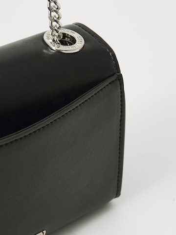 STEVE MADDEN Olkalaukku 'Bzoie' värissä musta