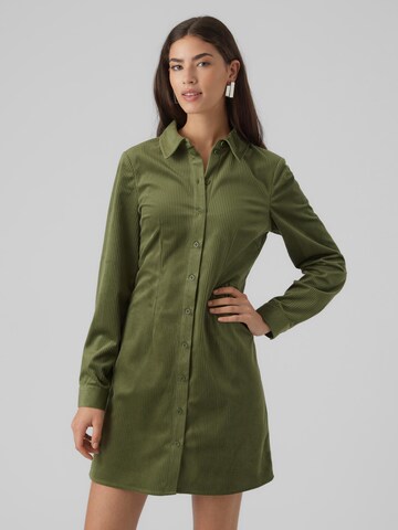 VERO MODA Платье-рубашка 'TRIM' в Зеленый: спереди