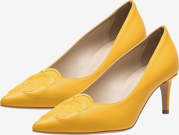 Viktoria Moser Pumps in Yellow