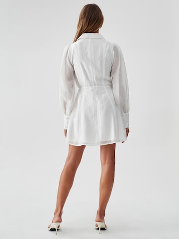 The Fated Φόρεμα σε λευκό: πίσω