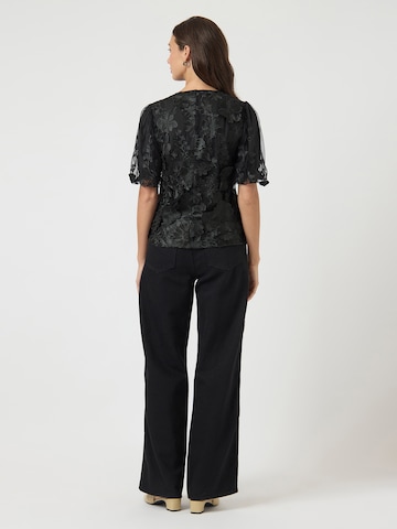 YAS - Camiseta 'YASFLOWERING' en negro