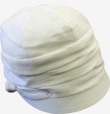 Chaplino Beanie in White: front