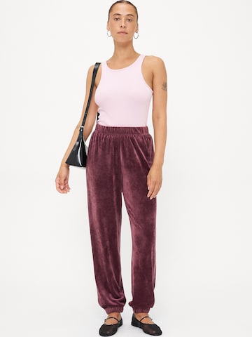 Only Petite Конический (Tapered) Штаны 'ONLREBEL' в Красный