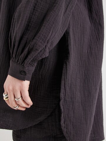 Camicia da donna 'CARTHYRA' di ONLY Carmakoma in grigio