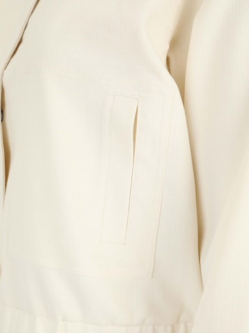 Veste mi-saison 'PCANNIE' PIECES Curve en blanc