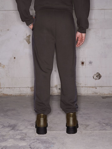 ABOUT YOU x Rewinside Tapered Hose 'Theo' in Braun