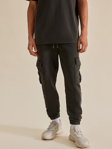 DAN FOX APPAREL Tapered Cargo Pants 'Taylor Heavyweight' in Grey: front