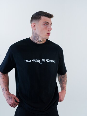 Maglietta 'KID WITH A DREAM BASIC TEE' di ATELIER OF FAITH in nero