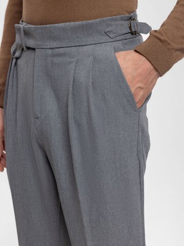 Antioch Regular Bundfaltenhose in Grau