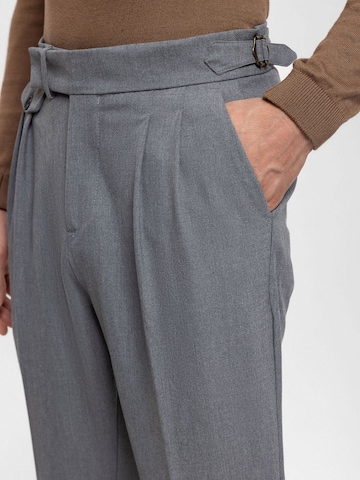 Antioch Normální Kalhoty se sklady v pase – šedá