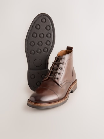 Next - Botas con cordones en marrón