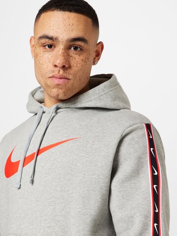 Nike Sportswear Sweatshirt 'Repeat' i grå