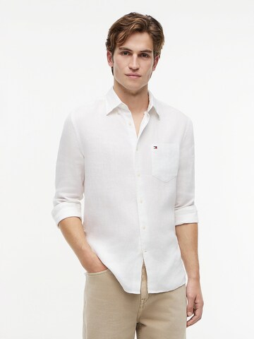 Coupe regular Chemise TOMMY HILFIGER en blanc : devant
