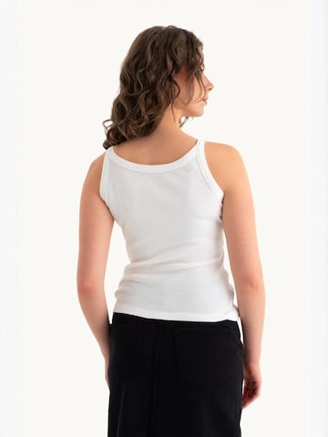 Haut Hiccup en blanc