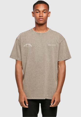 T-Shirt ' Barely Awake ' Merchcode en marron : devant