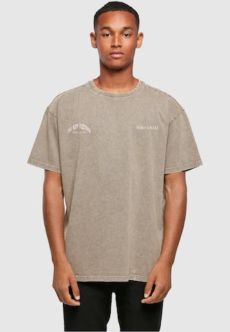 Merchcode Shirt ' Barely Awake ' in Bruin: voorkant