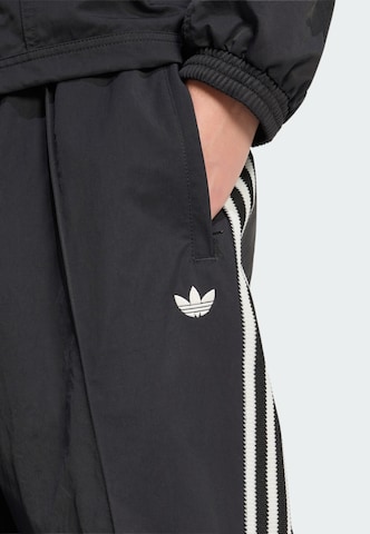 ADIDAS ORIGINALS - Loosefit Pantalón 'Britcore' en negro