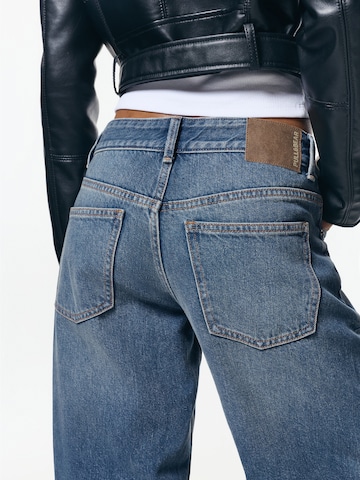 Pull&Bear Широка кройка Дънки в синьо