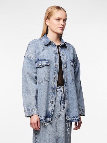 Veste mi-saison 'NORA' PIECES en bleu : devant