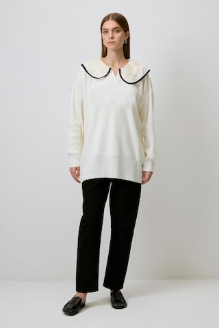 Touche Prive Pullover in Beige
