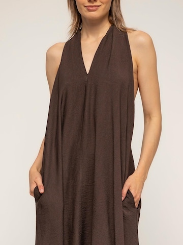 Tantra - Vestido 'vestido amplio midi con cuello halter (Brown)' en marrón