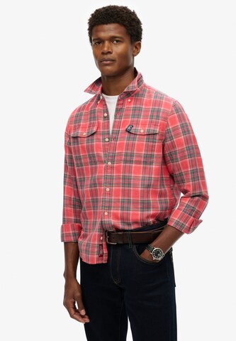 Coupe regular Chemise Superdry en rouge : devant