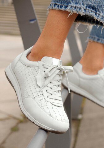 LASCANA Sneakers in White: front