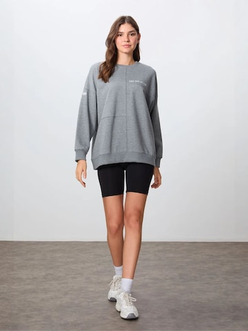 Sweat-shirt Tommy Life en gris : devant
