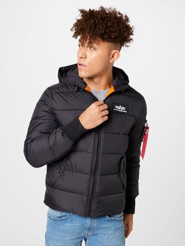 ALPHA INDUSTRIES Funktsionaalne jope, värv must: eest vaates