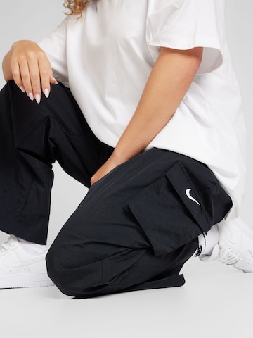 Nike Sportswear Avar lõige Klapptaskutega püksid 'Essential', värv must