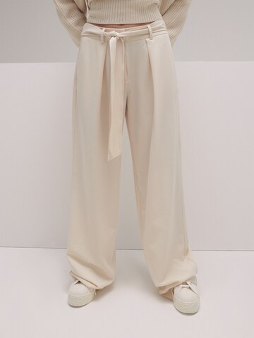 LENI KLUM x ABOUT YOU Loose fit Pleat-Front Pants 'Isa' in White: front