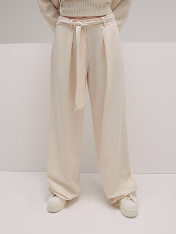 LENI KLUM x ABOUT YOU Loose fit Pleat-Front Pants 'Isa' in White: front