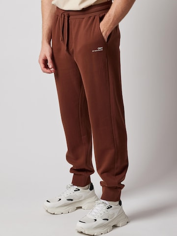 Pantalon 'Joggers Felpati' OWN Off With Nature en marron : devant