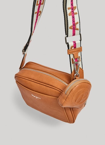 Pepe Jeans Umhängetasche 'BASSY CORE' in Braun