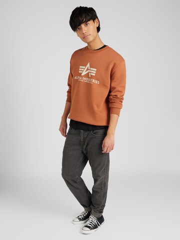 ALPHA INDUSTRIES Sweatshirt in Bruin