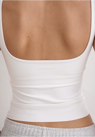 Sport top 'Sense' de la Aim'n pe alb