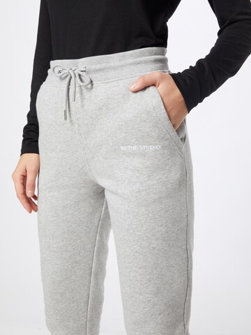 92 The Studio Tapered Broek in Grijs