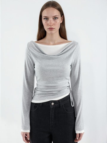 Hiccup Bluse‌‌‌ in Grau: Vorderseite