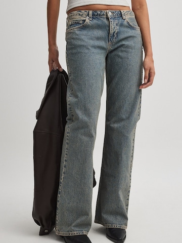 NA-KD Boot cut Jeans in Blue: front