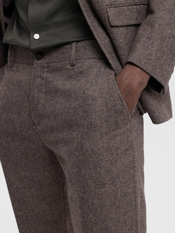 SELECTED HOMME - Regular Calças chino em castanho