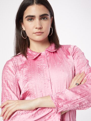 Monki - Blusa em rosa