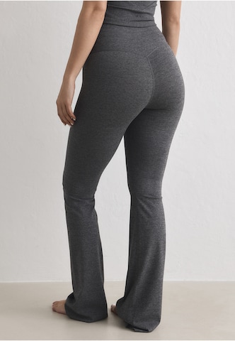 Aim'n - Flared Calças de desporto 'Sense' em cinzento