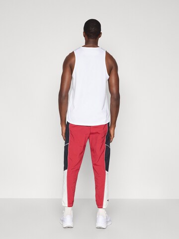 Effilé Pantalon de sport 'RETRO' NIKE en rouge