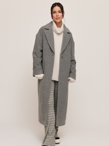 A LOT LESS Between-Seasons Coat 'Sydney' in Grey: front